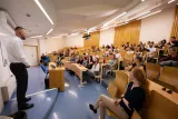S lékařem Markem Dvořákem praskala univerzitní aula ve švech