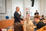 Fakulta filozofická přivítala své absolventky a absolventy po 25 letech od založení